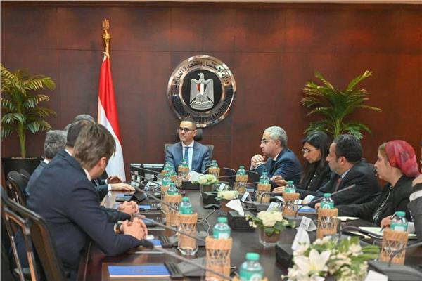 وزير الاستثمار والتجارة الخارجية يستعرض مع مسؤولي مجموعة  إكزاشيباشي التركية