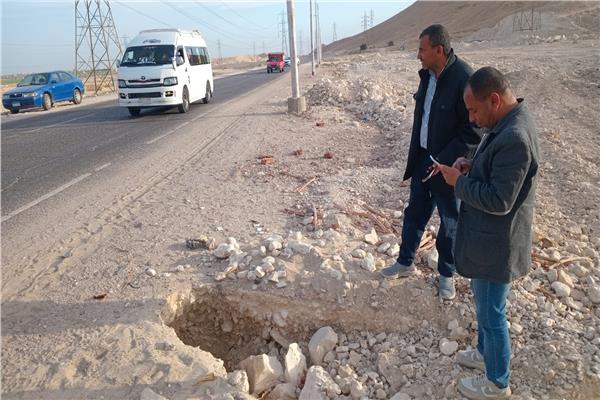 هبوط أرضي بالطريق الصحراوي الغربي بقنا.. تدخل عاجل 