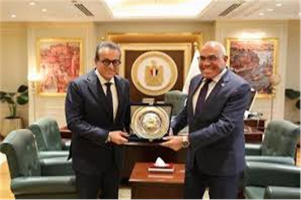 وزير الصحة برفقة اللواء مختار عبداللطيف رئيس الهيئة العربية للتصنيع