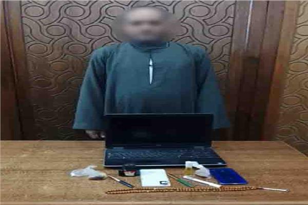 دجّال يخدع المواطنين بالعلاج الروحاني