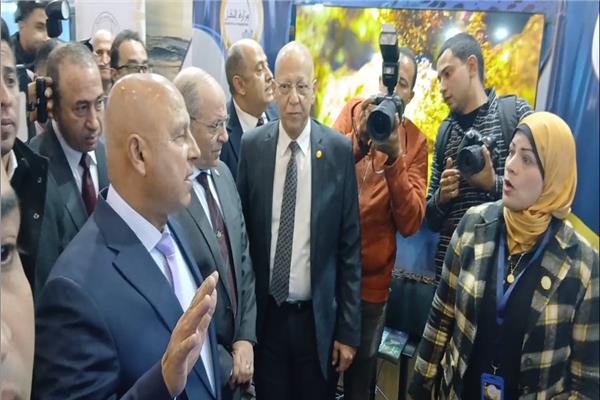  الفريق كامل الوزير خلال الجولة
