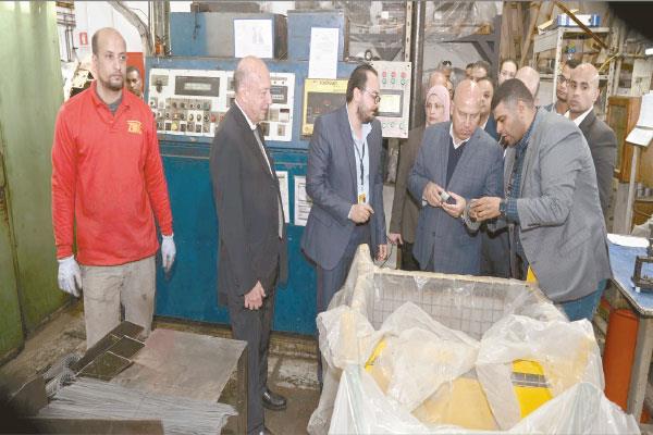 نائب رئيس مجلس الوزراء للتنمية الصناعية خلال جولته بمصانع العاشر من رمضان