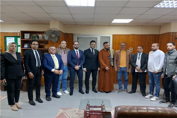 الدكتور عمرو دويدار، وكيل وزارة الصحة بسوهاج يستقبل الفنان وطبيب الأسنان محمد خميس