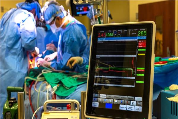 جراحون يبقون رجلاً على قيد الحياة بدون رئتين