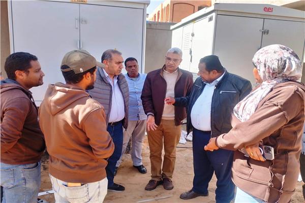 نائب محافظ أسوان يتابع تنفيذ خط مياه المحطة المدمجة بقرية غرب سهيل