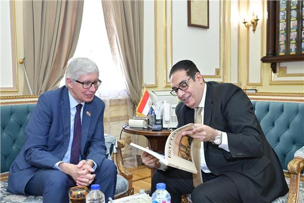 رئيس جامعة القاهرة وسفير بيرو
