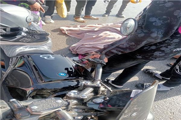 سيارة تدهس دراجة بخارية