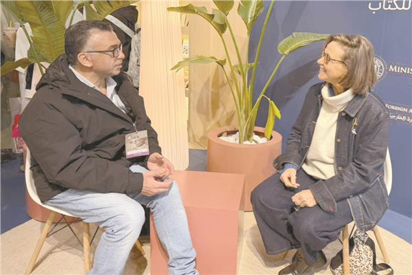 الروائية الفرنسية مع محرر «الأخبار»