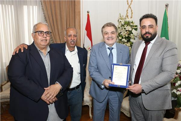 حزب الجبهة الديمقراطية يهدى درع الحزب لرئيس الوفد 
