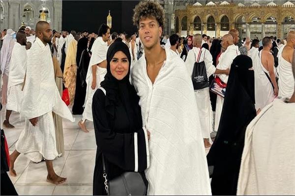 إمام عاشور وزوجته