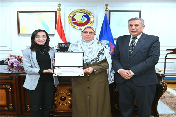 محافظ البحيرة تكرّم مديرة مدرسة يوسف كمال الإعدادية 