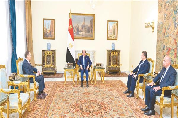 الرئيس السيسى خلال لقائه مع رئيس جهاز الاستخبارات الخارجية الروسى بحضور السيد اللواء حسن رشاد