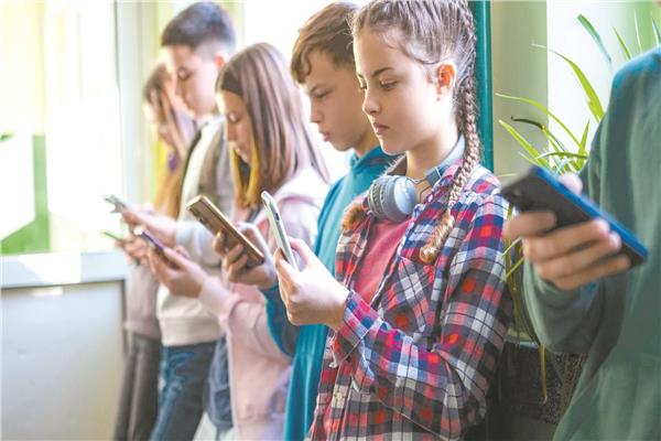 الإدمان الإلكترونى يستهدف الأطفال القصر