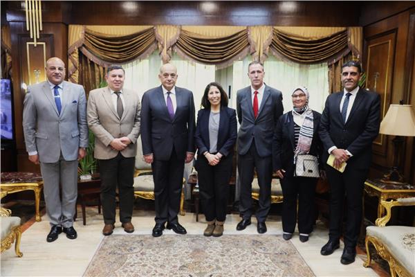 وفد "مارسيليا الفرنسي" يزور ميناء الإسكندرية