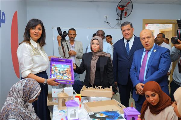 إسماعيل محمد كمال محافظ أسوان - السفيرة نبيلة مكرم