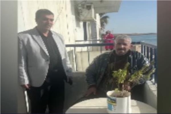 "عم حامد" بعد وصوله دار المسنين بالسويس