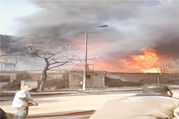 نجاح أجهزة الحماية المدنية فى السيطرة على النيران بمصنع البويات