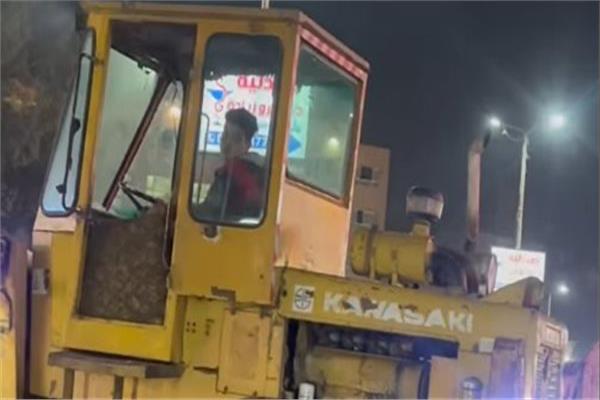 فيديو لطفل يقود لودر بالمرج