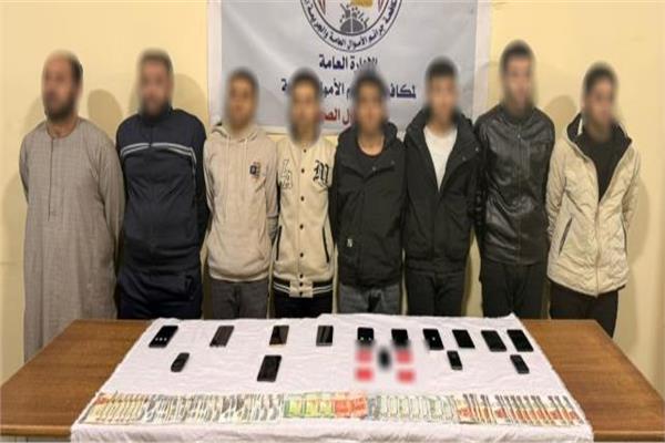 المتهمين وامامهم المضبوطات