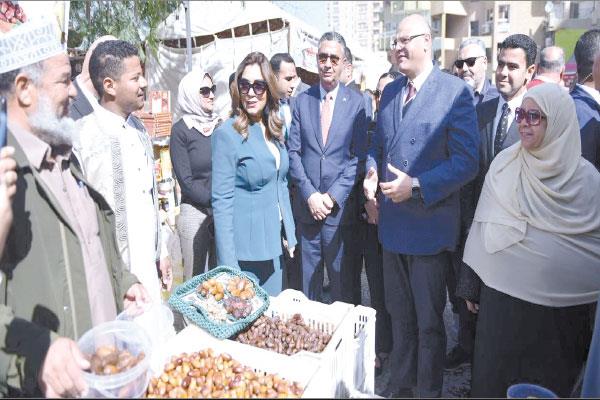 وزيرا التموين والتنمية المحلية ومحافظ القليوبية خلال افتتاح المعرض