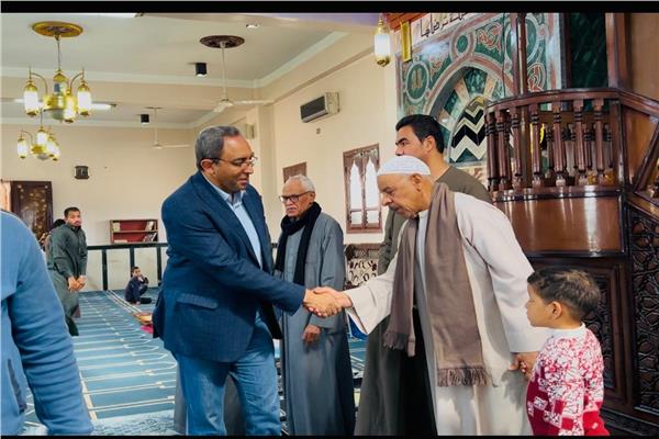محافظ قنا يؤدي صلاة الجمعة بمسجد شنهور
