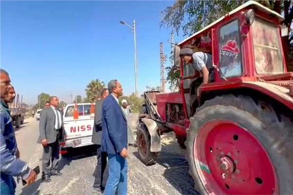 محافظ قنا يضبط جرارا مخالفا