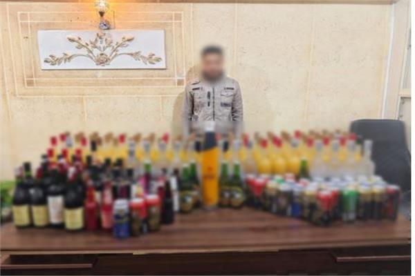 المتهم وأمامه المضبوطات