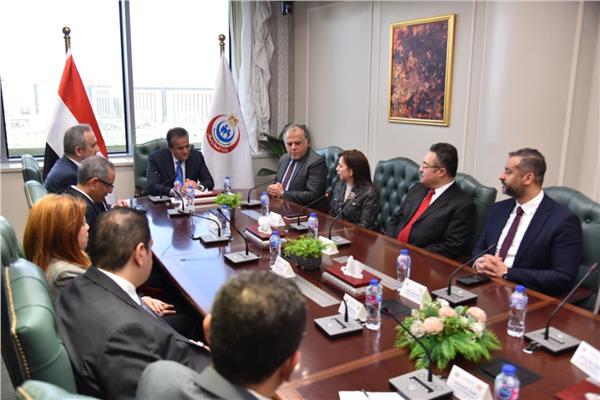 وزير الصحة يكرم فرق القوافل الطبية 