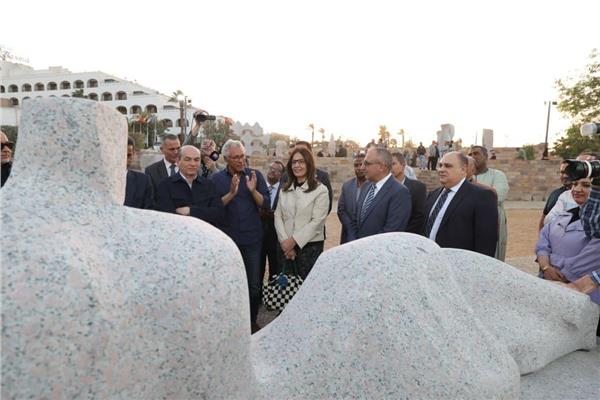 وزيرة الثقافة خلال تفقدها معرض سمبوزيوم أسوان الدولي للنحت