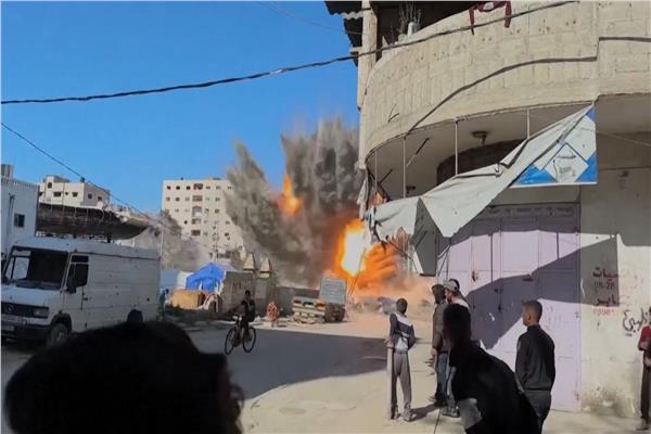 غارات إسرائيلية في غزة.. ومخيم للنازحين بين المستهدفين