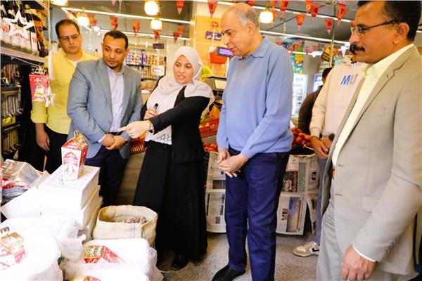  اللواء عماد كدواني، محافظ المنيا خلال الجولة 