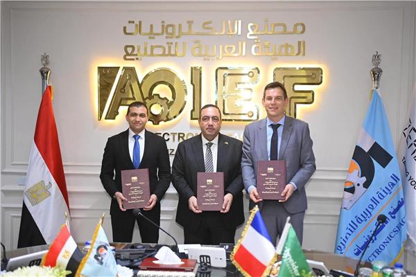 شنايدر إلكتريك وزيروتك توقعان اتفاقية داخل مصنع الإلكترونيات بالهيئة العربية للتصنيع    