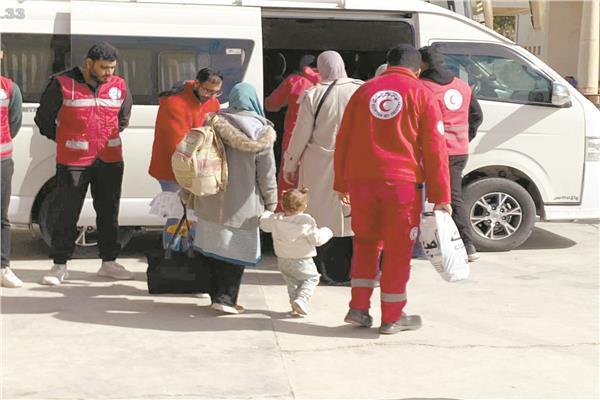 مساعدات الهلال الأحمر للفلسطينيين بمعبر رفح