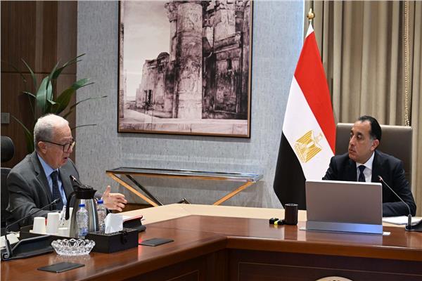 رئيس الوزراء يلتقي  الدكتور حسين عيسى