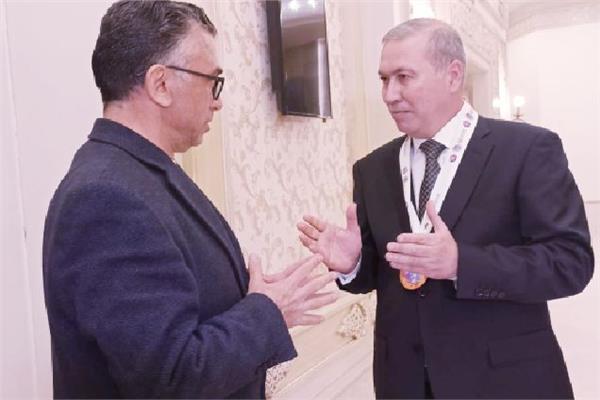 نزار شقرون أثناء حواره مع سيد علي تصوير: حسن مسعد