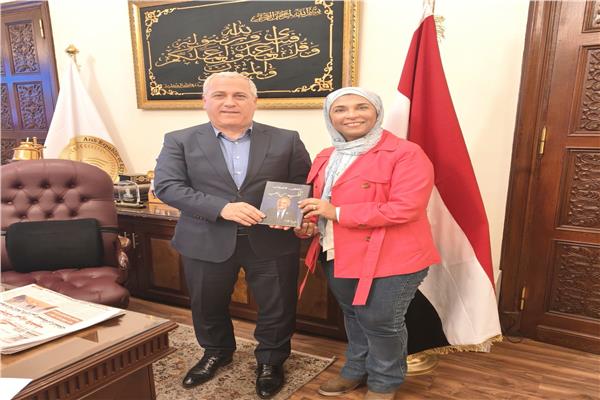 رئيس الوطنية للصحافة يستقبل الكاتبة الصحفية بالأهرام عزيزة فؤاد