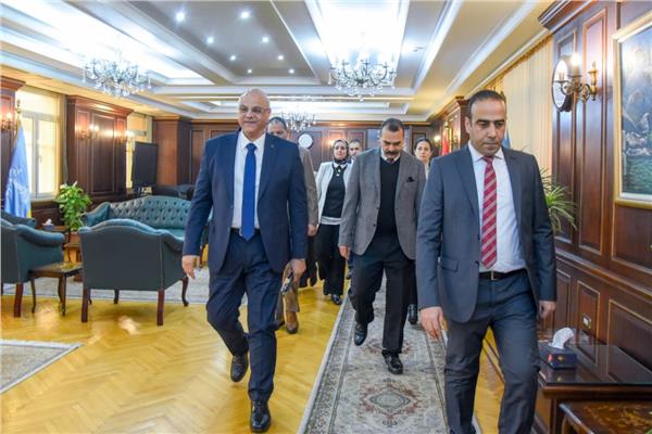 المهندس أيمن عطية يصل مكتبه ويباشر مهام عمله محافظًا للإسكندرية