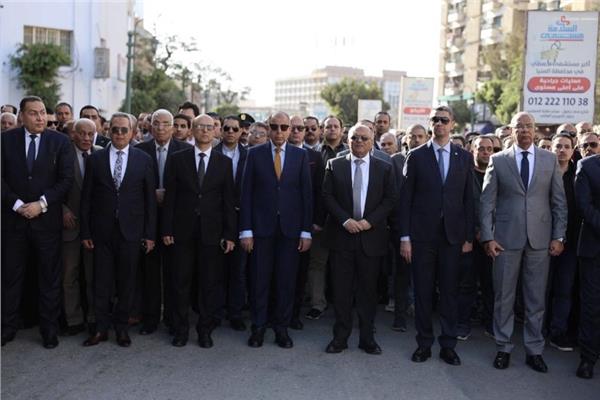 محافظ المنيا ومدير الأمن يتقدمان صفوف المشيعين في جنازة عسكرية مهيبة للواء الراحل مصطفى خليل 