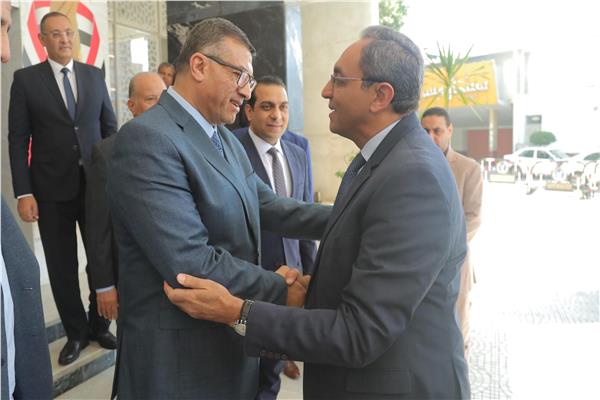 محافظ قنا الجديد يبدأ مهام عمله