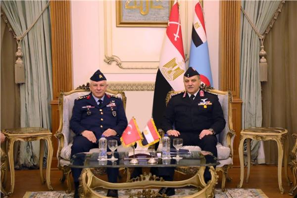 قائد القوات الجوية يلتقي نظيره التركي لبحث التعاون