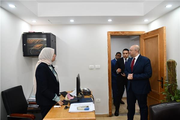 محافظ الفيوم يتفقد إدارات الديوان العام ويهنئ العاملين بشهر رمضان المبارك