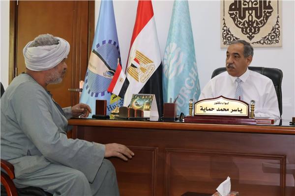 رئيس مدينة الغردقة يستمع لمطالب 7 مواطنين 