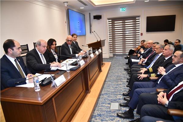 وزير الطيران المدني خلال الجلسة