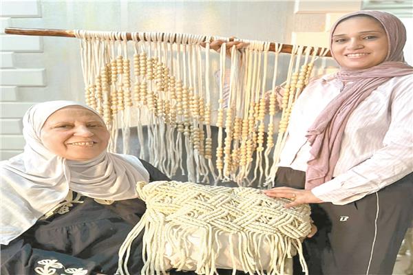 رولا الملاح والدتها نادية