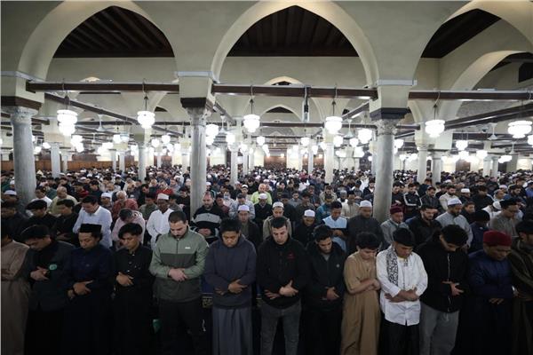 الجامع الأزهر  في صلاتي العشاء والتراويح بحضور آلاف المصلين