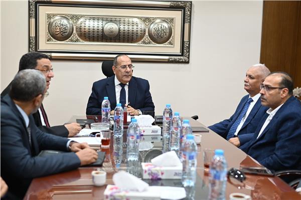 اجتماع القابضة الغذائية  مع بدالي التموين و جمعيتي لمتابعة ضخ السلع لحاملي البطاقات