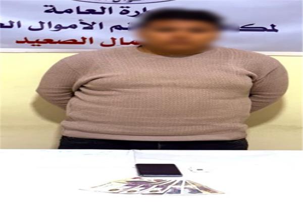 المتهم وامامهم المضبوطات