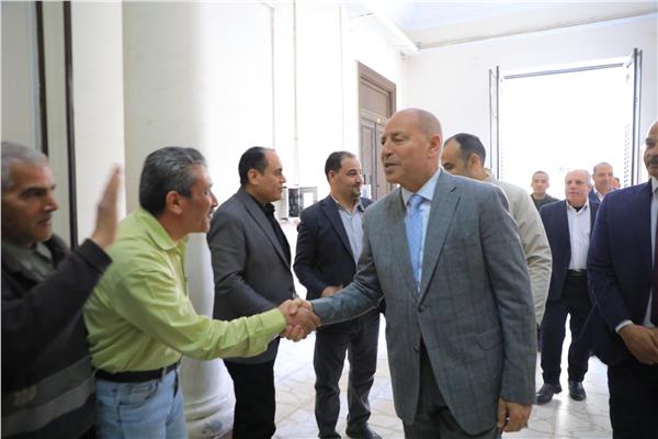 محافظ القاهرو يهنئ العاملين بديوان عام المحافظة 