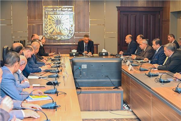 محافظ جنوب سيناء يعقد اجتماعًا مع رؤساء المدن ومديري الإدارات عقب توليه مهام عمله