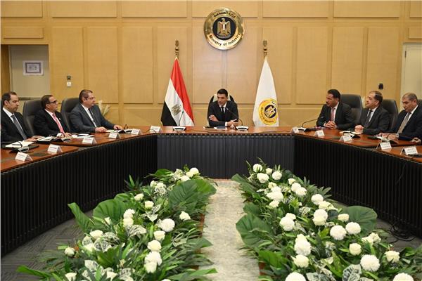 جانب من اجتماع وزير الصناعة